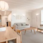Apartment C1 Modern & Bright! Charming With 2 Bedrooms In Bairro Alto, Downtown